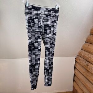 NIKE DRI-FIT WORKOUT LEGGINGS IN GRAY/BLACK ABSTRACT PRINT. Size Large.